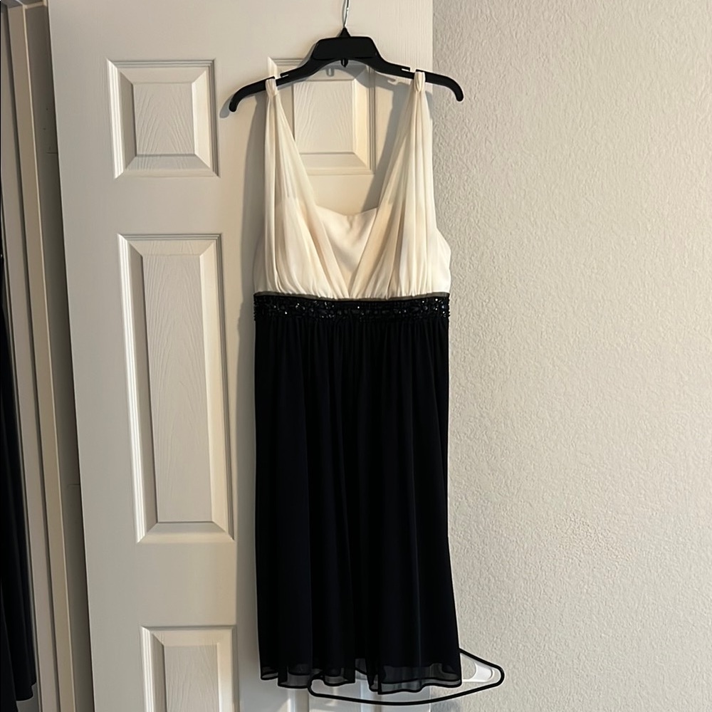 Jessica Howard Black and White Plunge Midi Sundress
